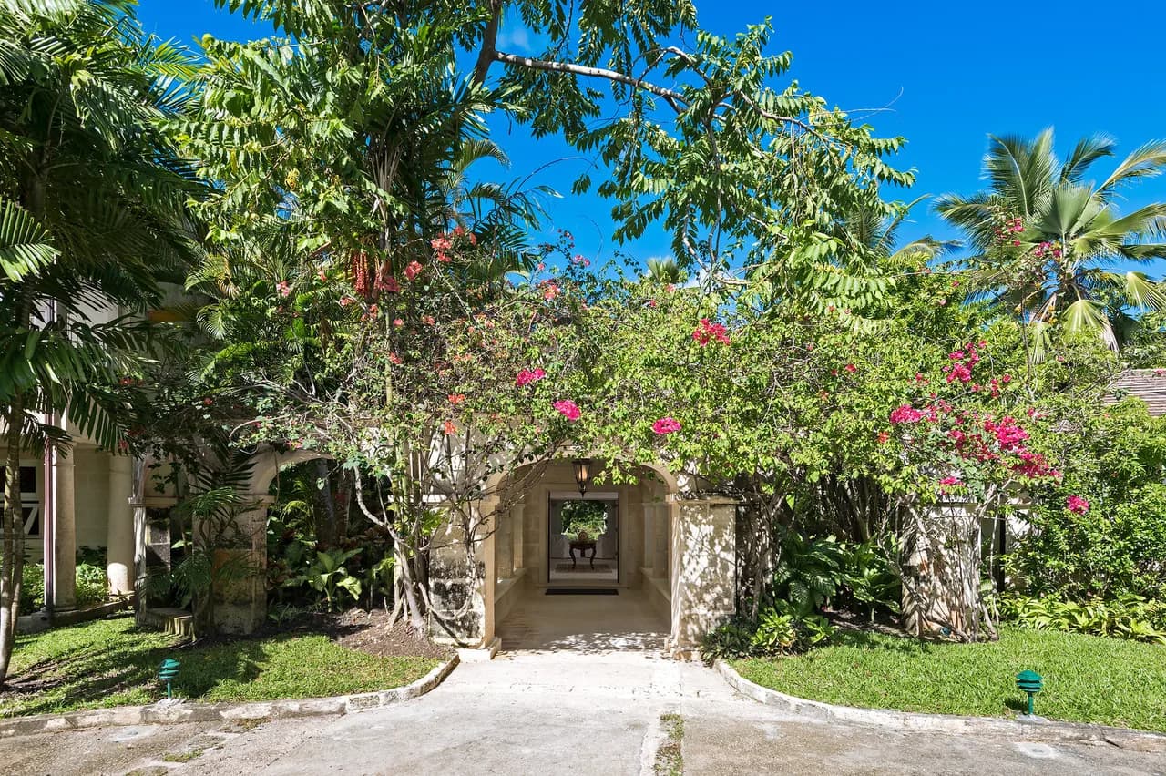 Villa Nestled In The Heart Of Three Acres Of Lush photo 3