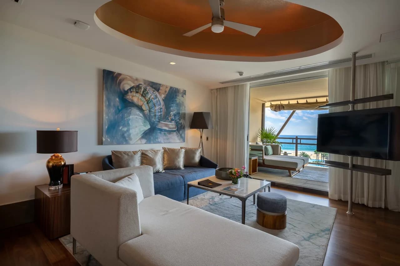 Oceanfront Penthouse Suite with Private Jacuzzi, photo 2