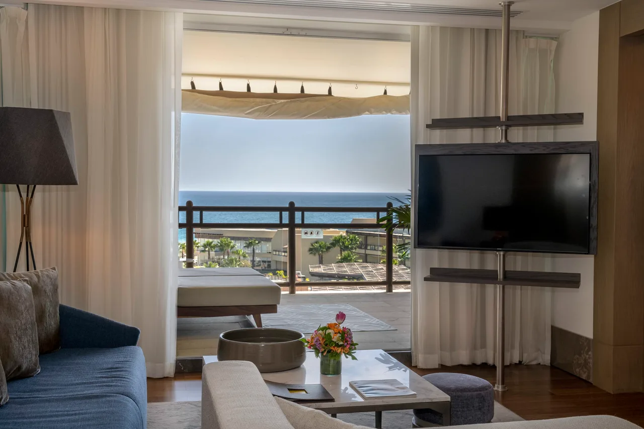 Oceanfront Penthouse Suite with Private Jacuzzi, photo 3