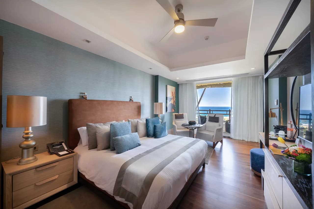 Beautiful Beachfront Penthouse with Infinity Pool, foto 2