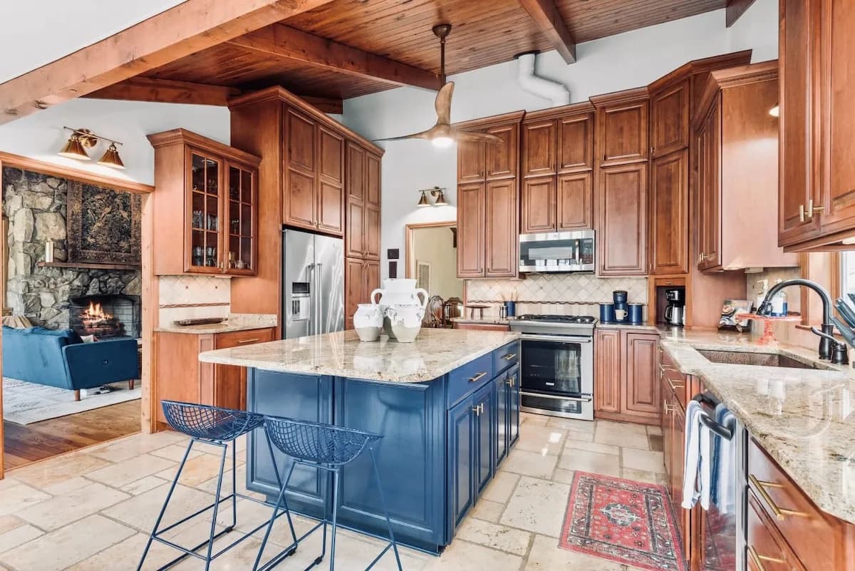 Chic Lakefront Six Bedroom Home in Nashville photo 4