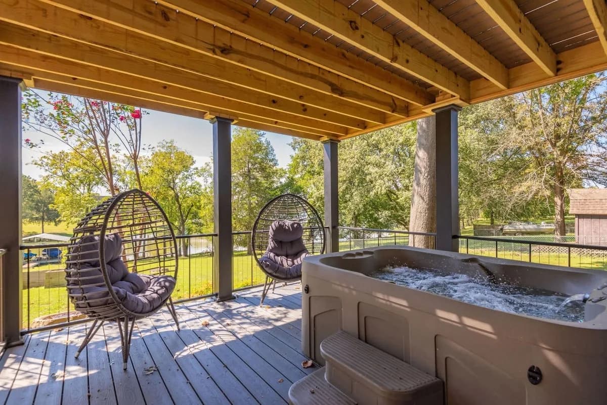 Chic Lakefront Six Bedroom Home in Nashville photo 5