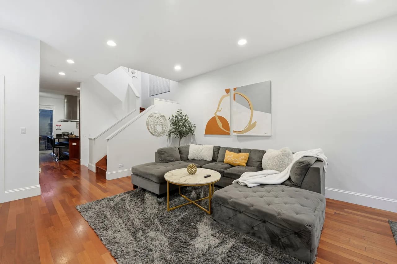 Wicker Park 4BD Home: Parking, Theater, & Rooftop