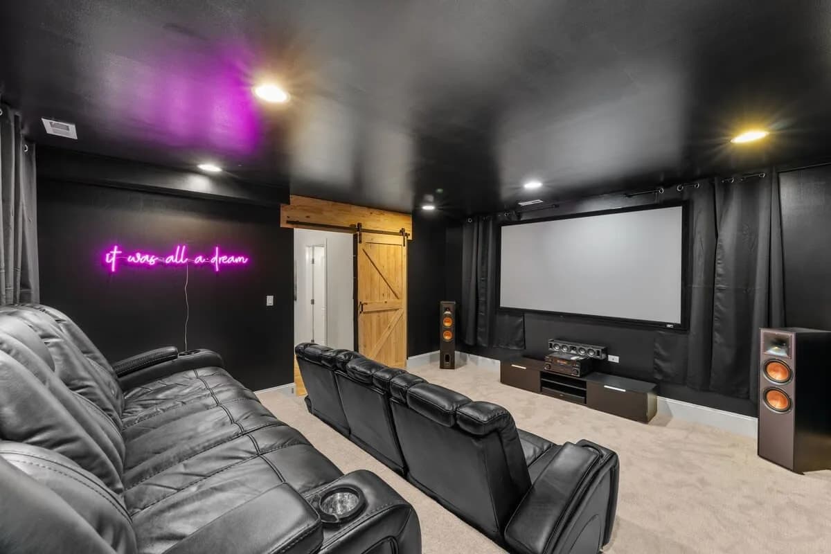 Wicker Park 4BD Home: Parking, Theater, & Rooftop photo 2