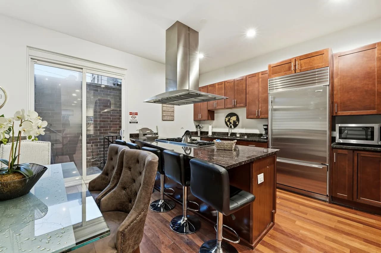 Wicker Park 4BD Home: Parking, Theater, & Rooftop photo 4