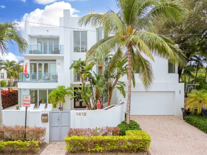 Multi-Level Townhome with Pool in Fort Lauderdale