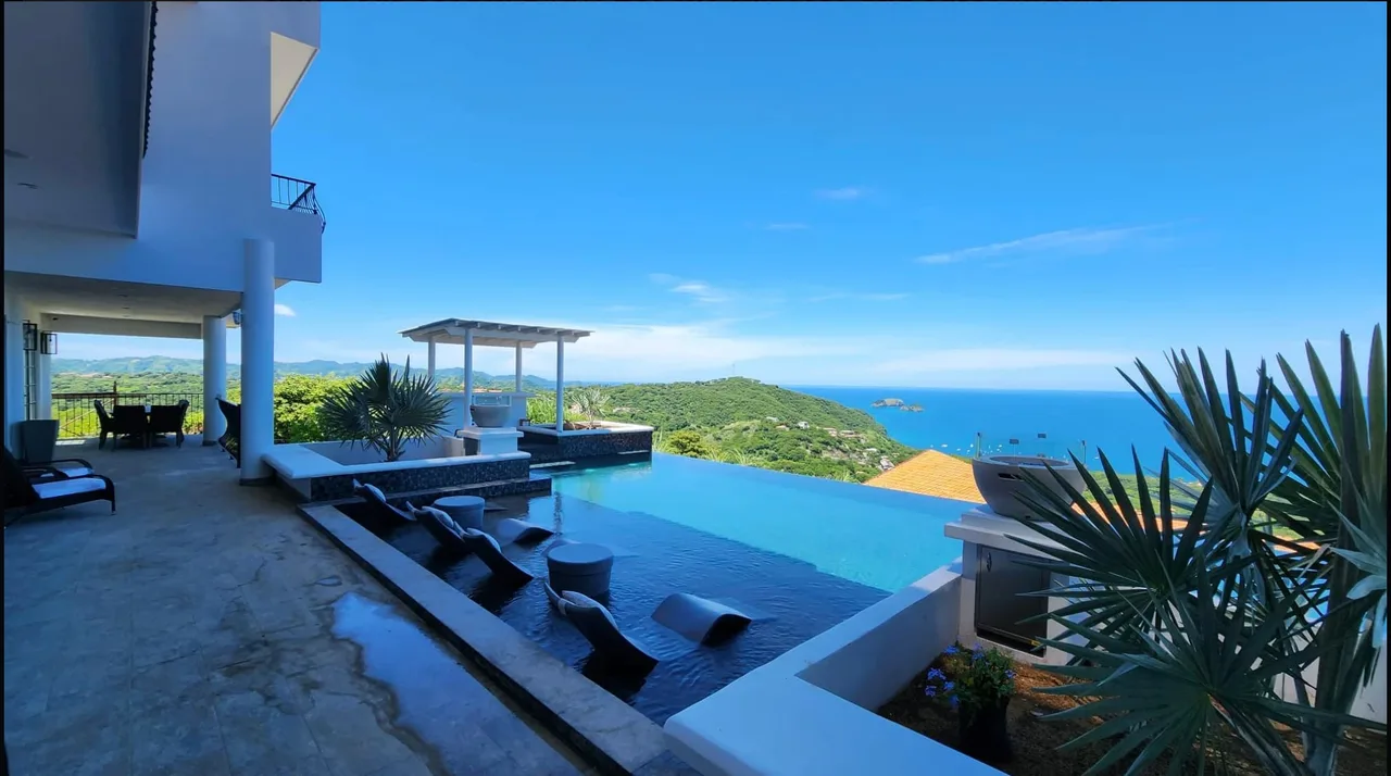 Luxury Villa in Breathtaking Tropical Paradise photo 4