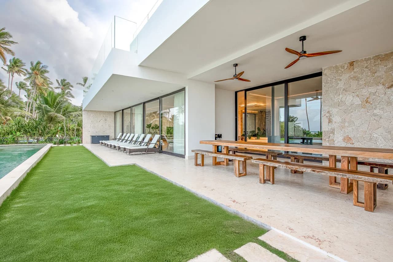Beachfront Nine Bedroom Villa in Samana photo 3