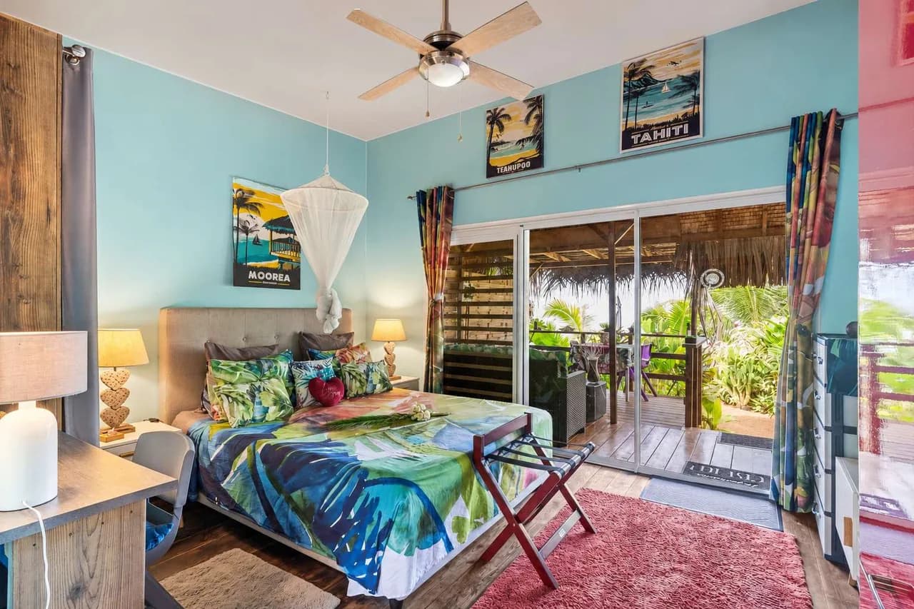 Fare Oaoa · the quiet end of the beach, sleeps 2 photo 2