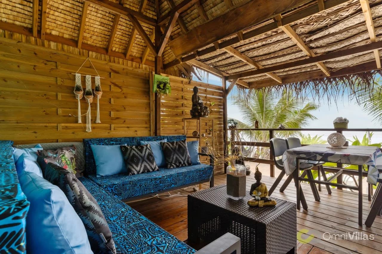 Fare Oaoa · separate living room, beachfront, sleeps 4 photo 2
