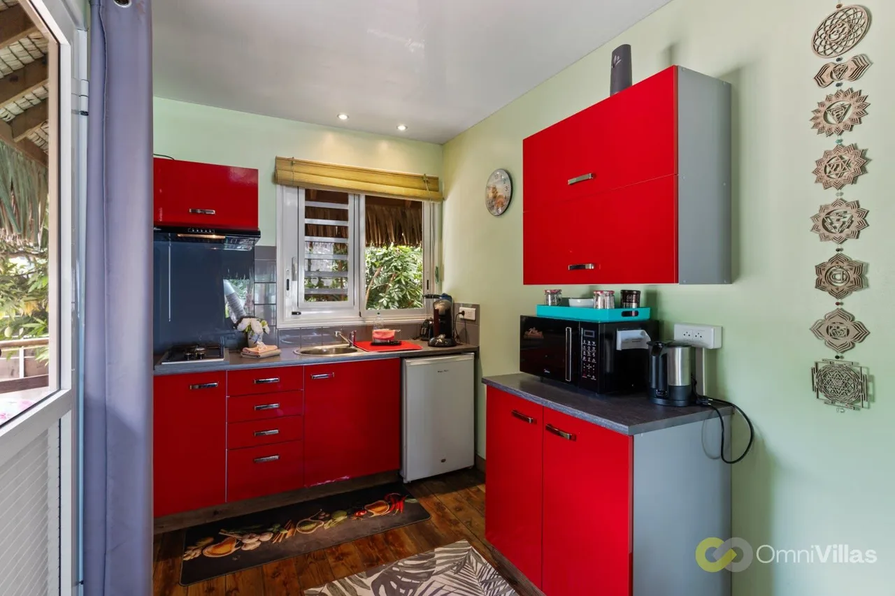 Fare Oaoa · separate living room, beachfront, sleeps 4 photo 3