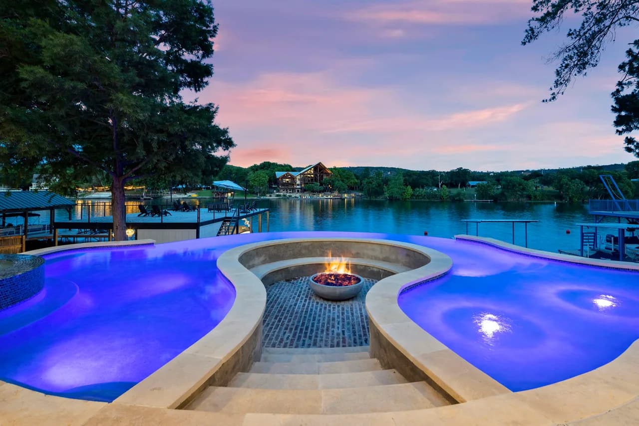 Modernes Sechs-Schlafzimmer-Lodge in Austin, Foto 3