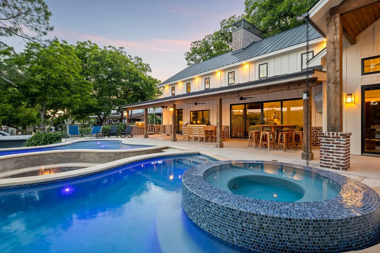 Modernes Sechs-Schlafzimmer-Lodge in Austin, Foto 4