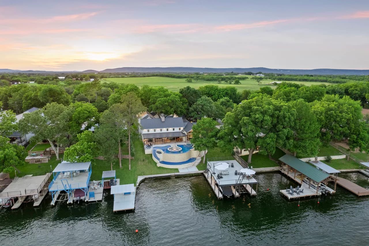Modernes Sechs-Schlafzimmer-Lodge in Austin, Foto 5