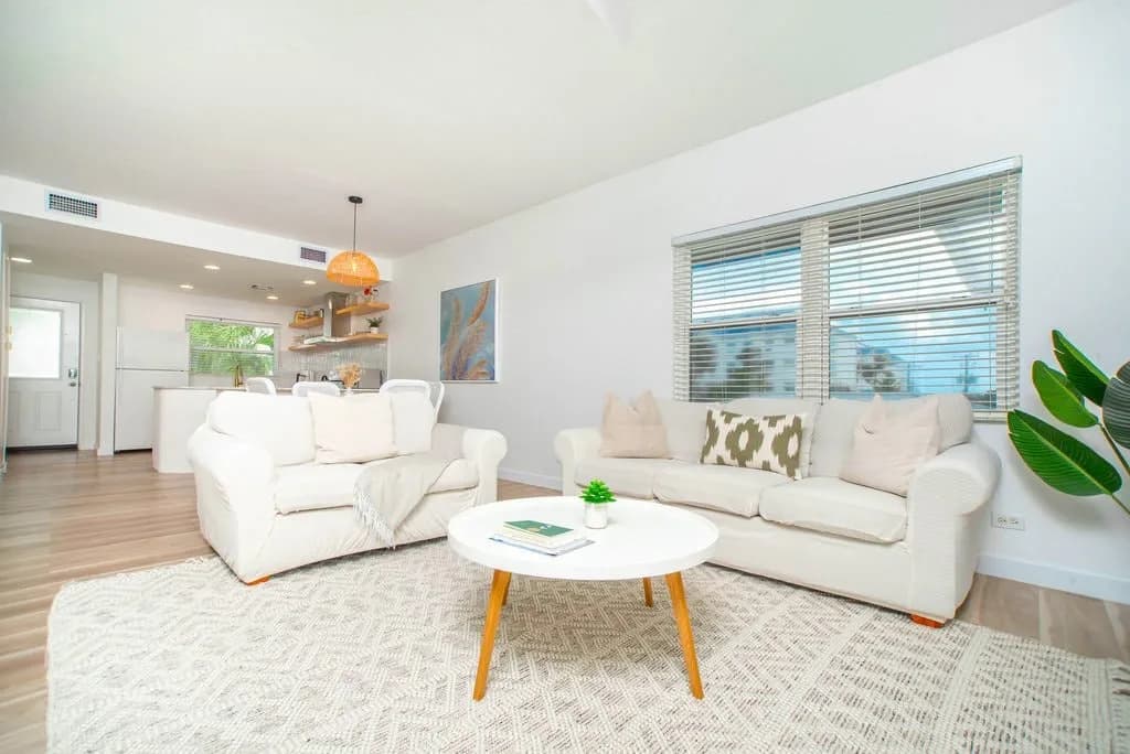 Beautiful 3 Bedroom Beachfront 7-Mile Condo photo 4