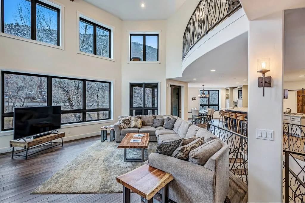 Riverside chalet w/fireplace & BBQ grill photo 2