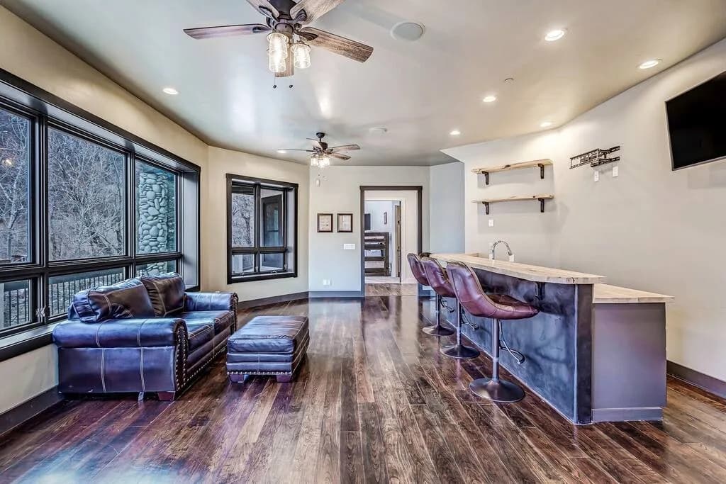 Riverside chalet w/fireplace & BBQ grill photo 5