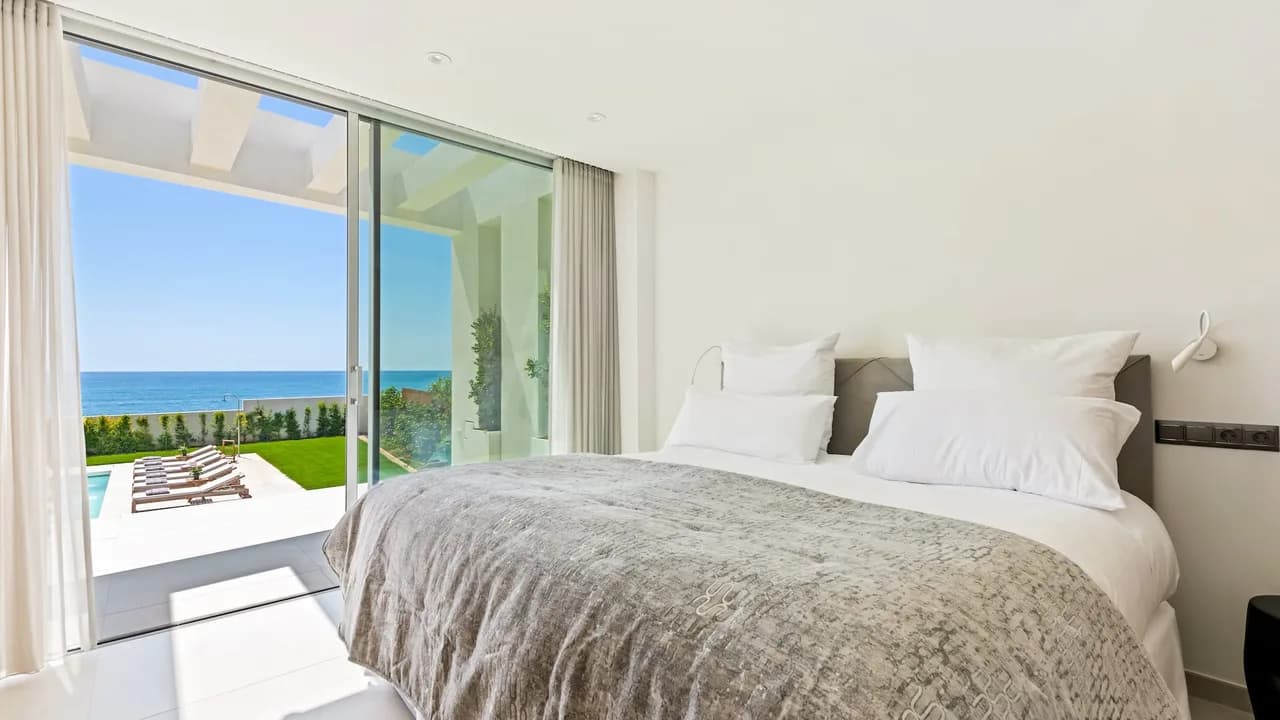 Moderne Strandvilla mit beheiztem Pool und Fitnessraum, Foto 3