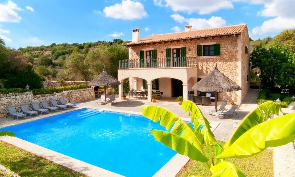 Spacious Family Villa with BBQ in San Juan