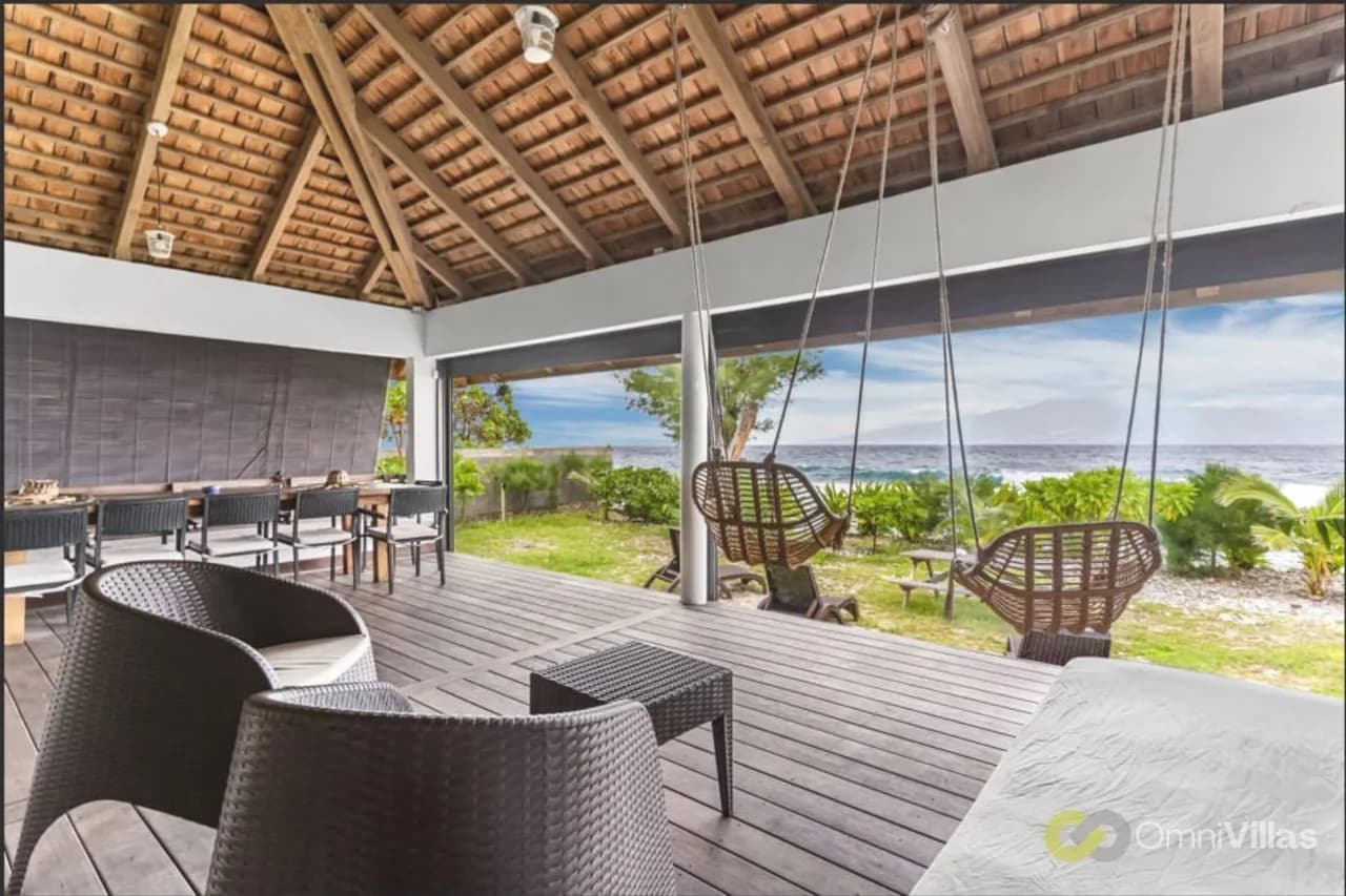 Shoreline Getaway: Spacious 2BR Villa in Moorea photo 2