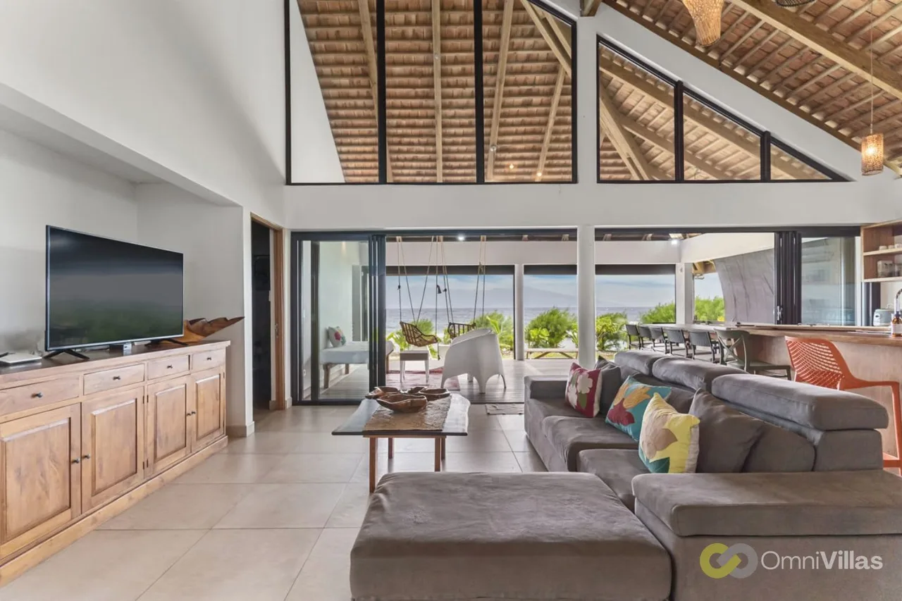 Coastal Bliss: 1BR Bungalow by the Sea in Moorea photo 3