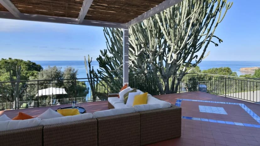 Bright Modern Villa With Infinity Pool