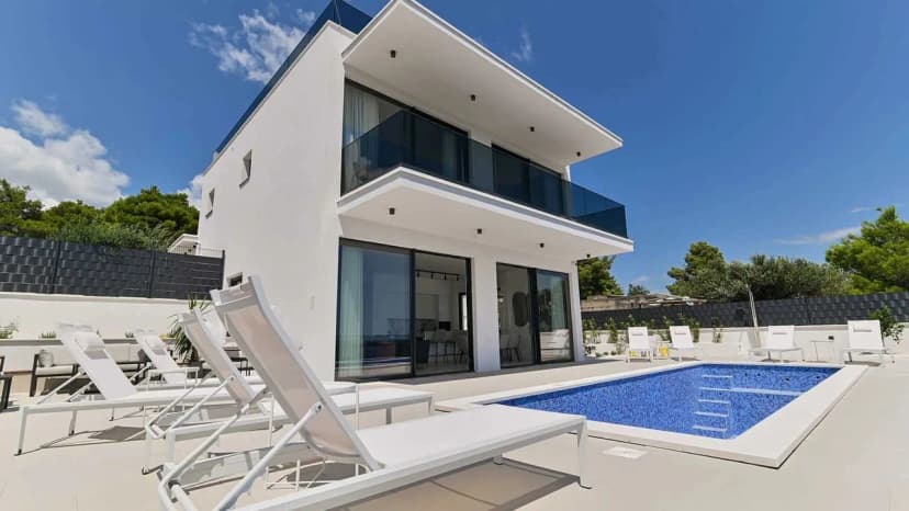 Seaside Retreat Luxurious Villa With Private Pool