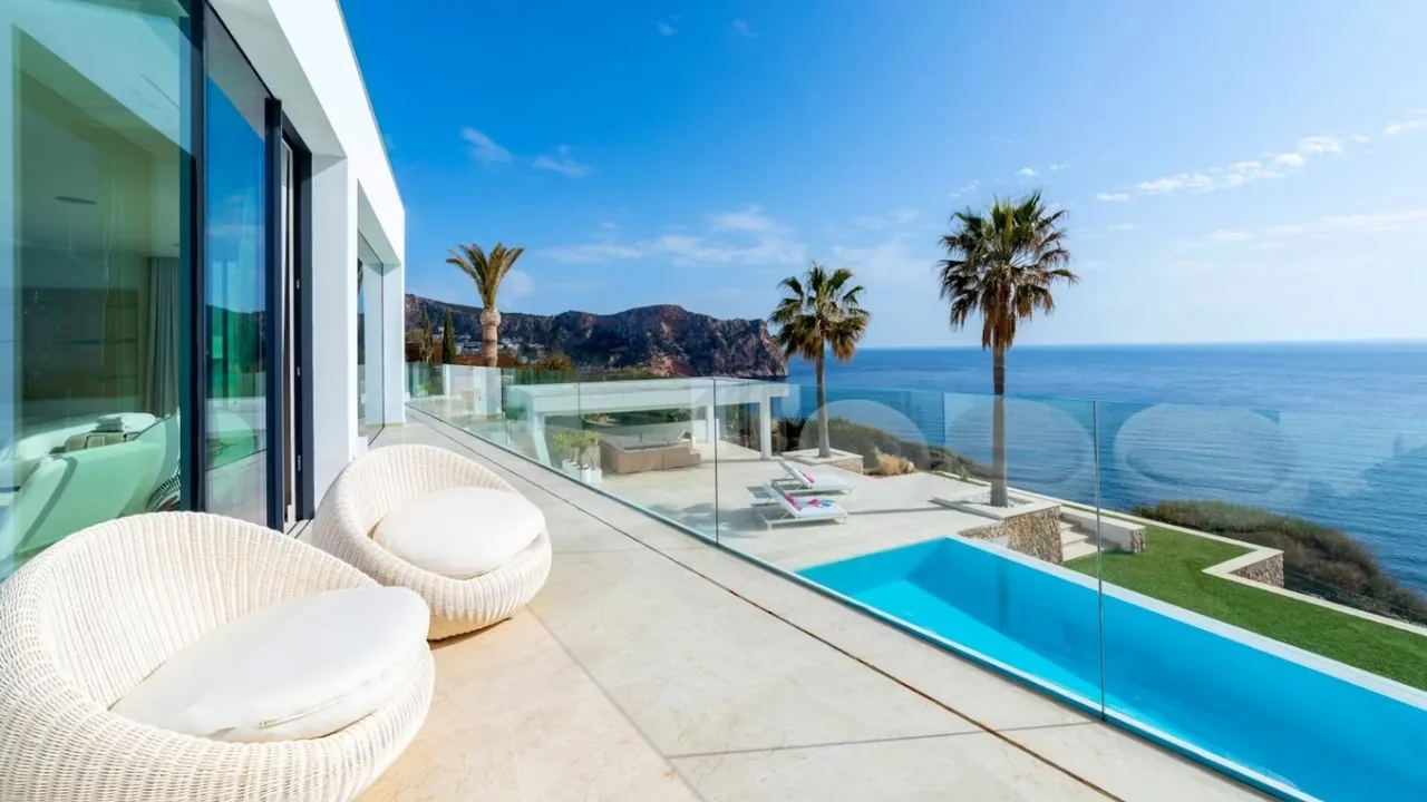 Luxurious Cliff-top Villa in Prestigious Locale, foto 3