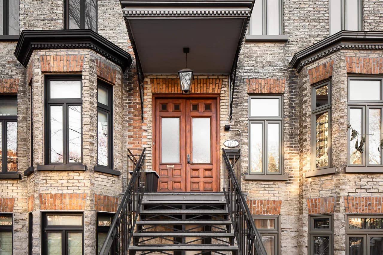 Luxurious Townhouse in Vibrant Neighborhood