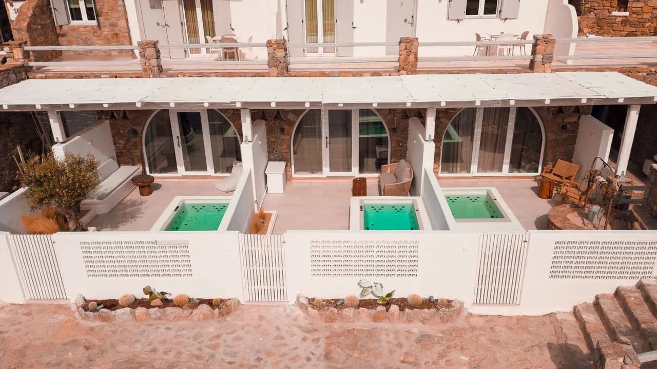 Évasion Mykonienne Élégante avec Bain à Remous Extérieur