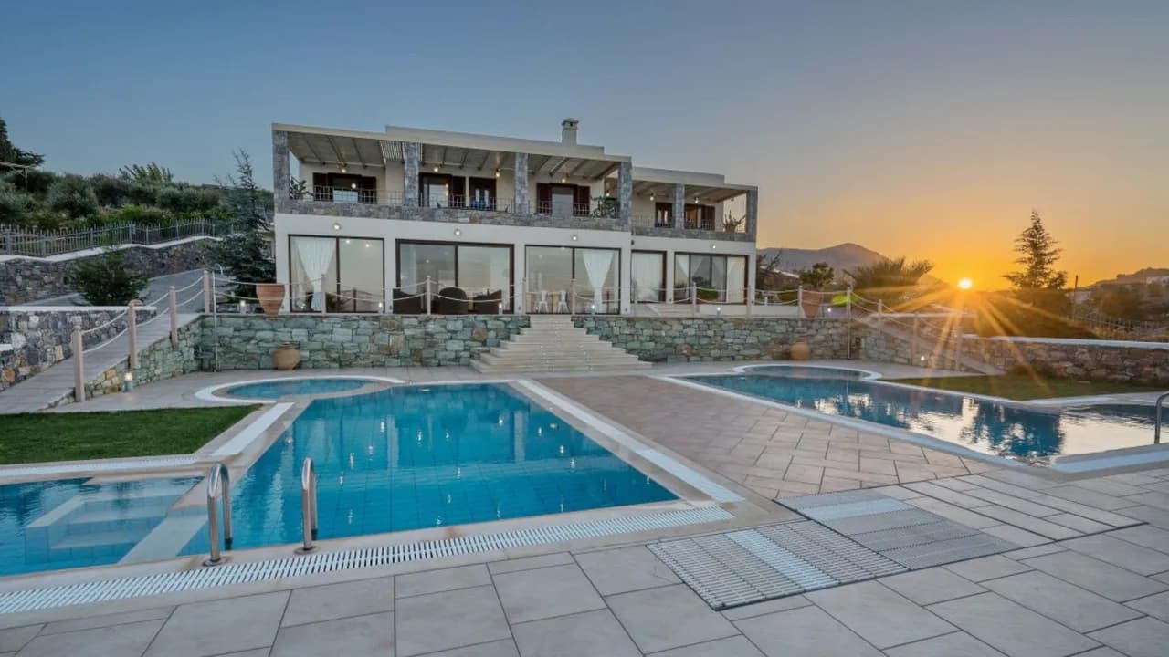 VILLA ENCHANTERESSE SURPLOMBANT LA BAIE D'AGIA PELAGIA, photo 2