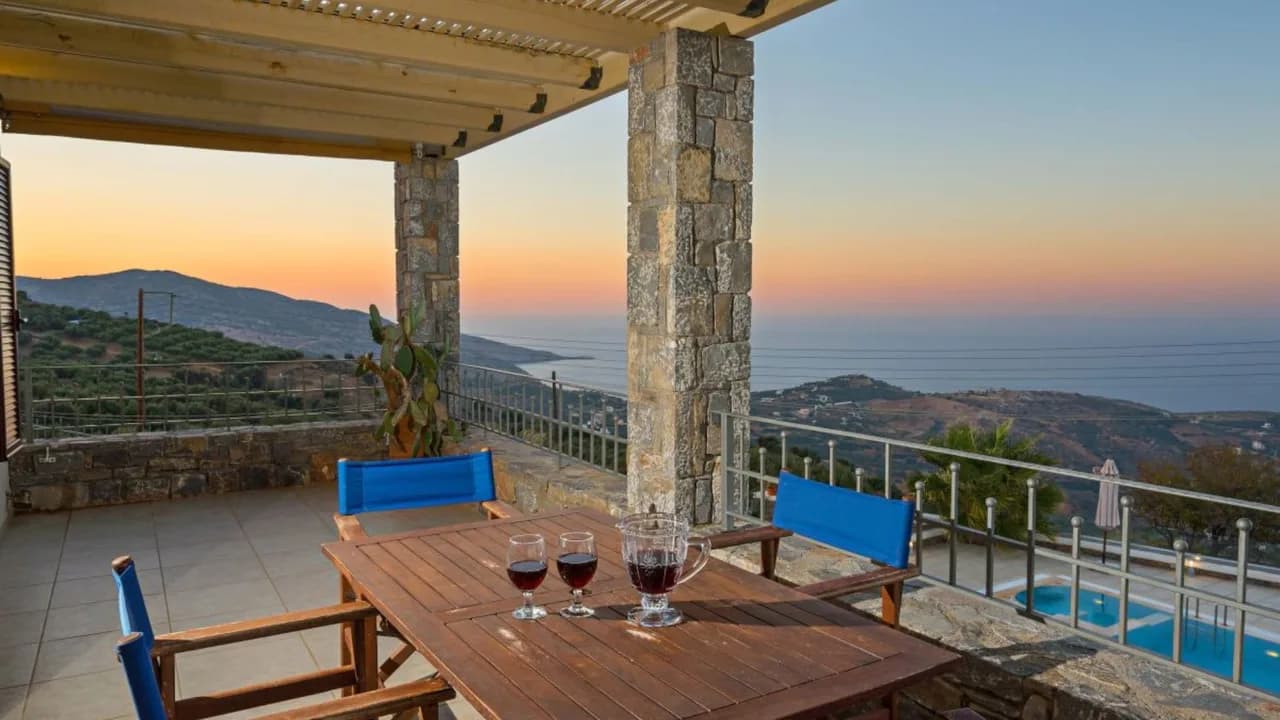 VILLA ENCHANTERESSE SURPLOMBANT LA BAIE D'AGIA PELAGIA, photo 3
