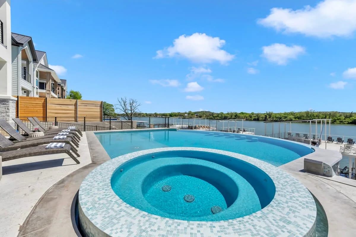 Spacious Eight Bedroom Villa in Austin photo 3