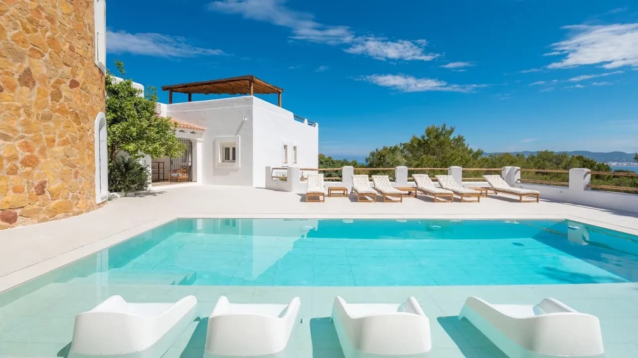 Serene escape with incredible infinity pool photo 3