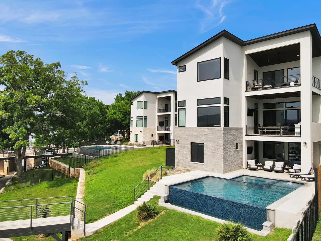 Lakefront Four Bedroom Villa in Austin photo 2