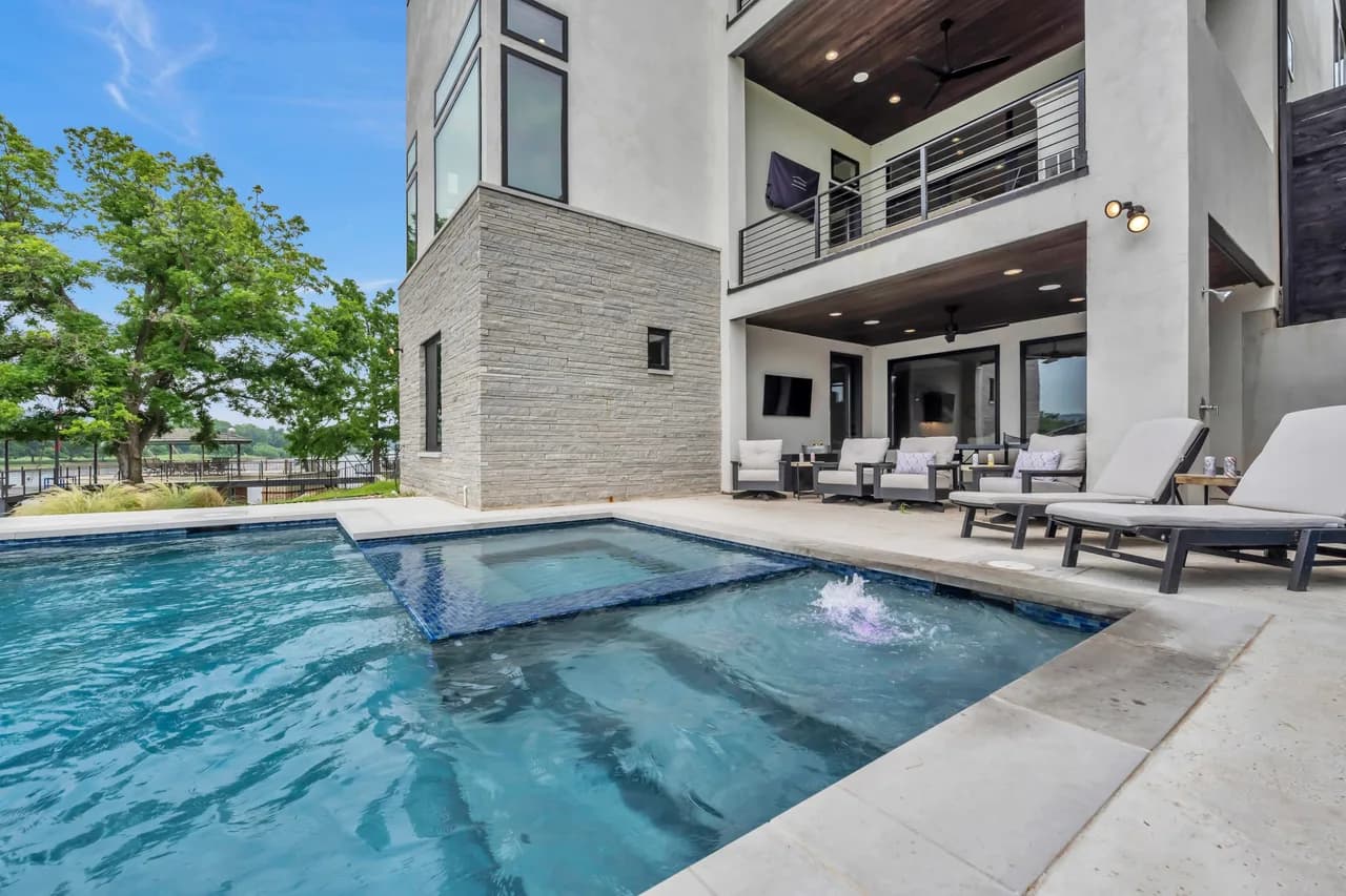 Lakefront Four Bedroom Villa in Austin photo 3