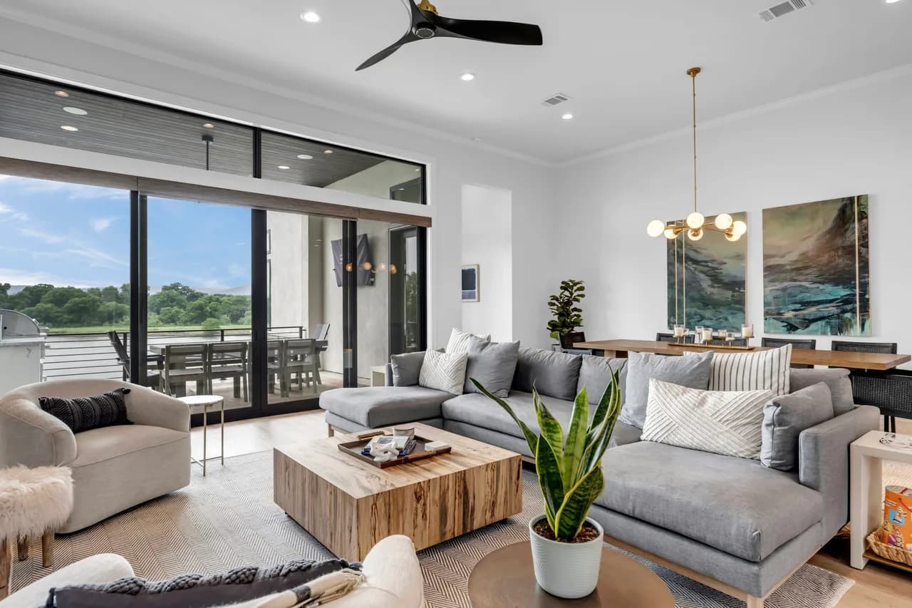 Lakefront Four Bedroom Villa in Austin photo 4