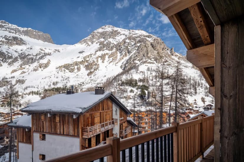 Peaceful Hillside Chalet With Mountain Views