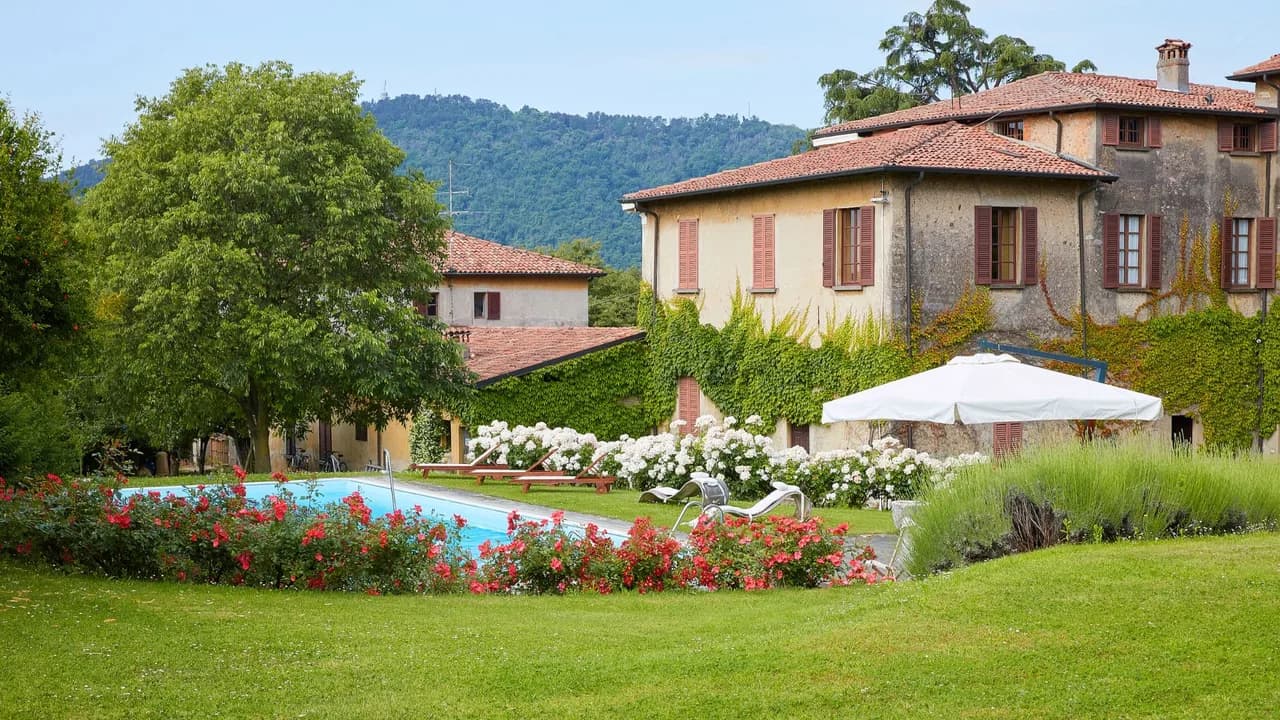 Elegante Villa con Piscina, Vino y Arte Cercano