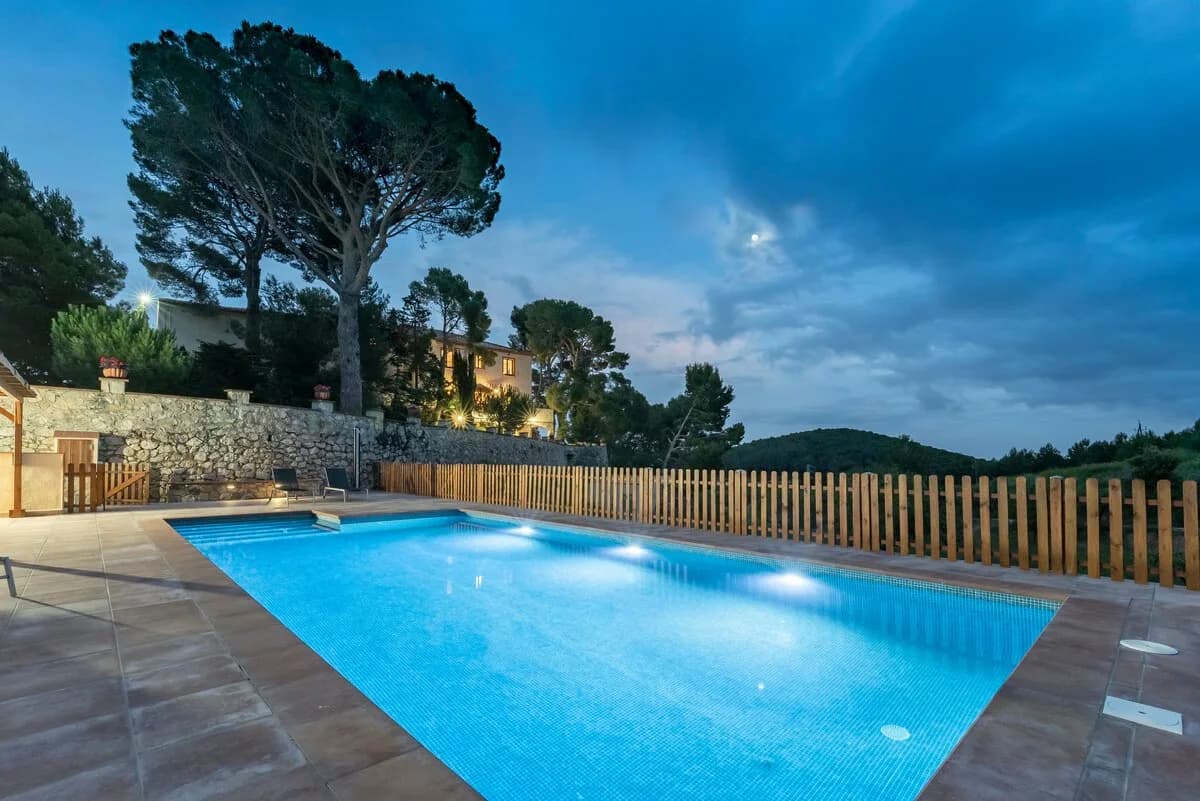 Elegant Nine Bedroom Villa in Barcelona photo 3