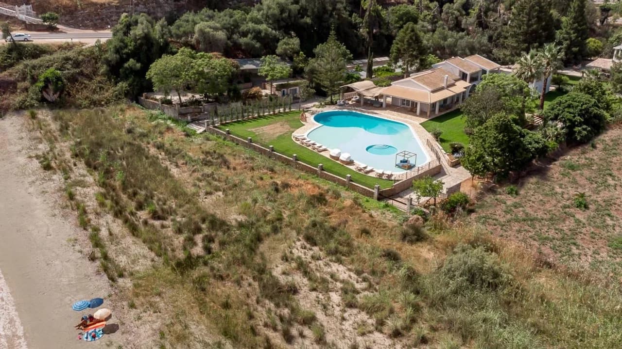 Einzigartige Villa mit riesigem Pool am Meer