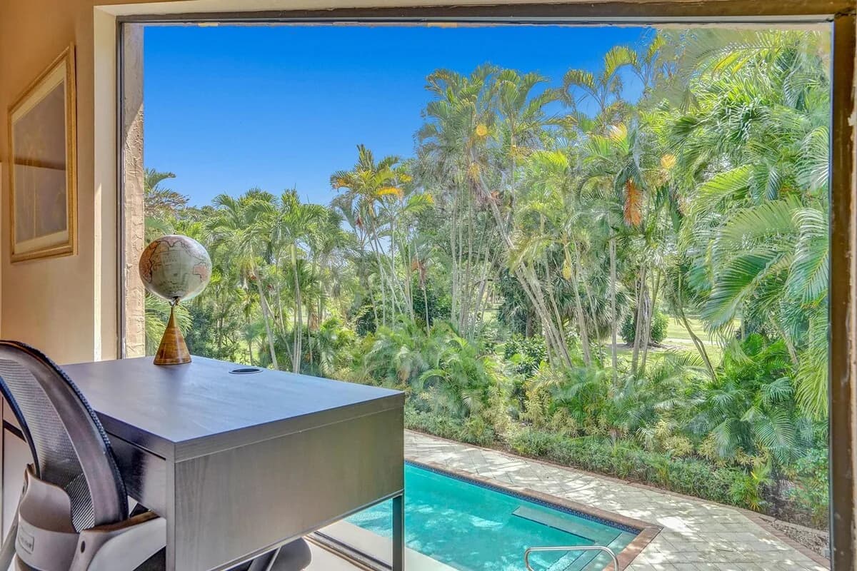 Spacious Six Bedroom Villa with BBQ in Miami Area