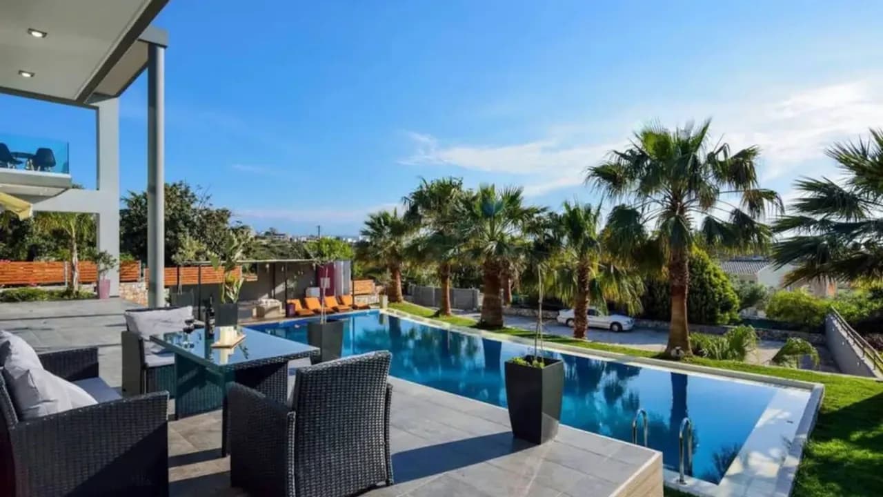 Exclusive 4BR Villa Near the Beach photo 3
