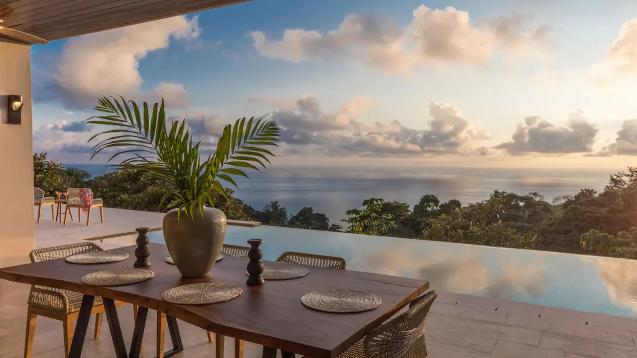 Zeitgenössische Bergvilla mit Infinity-Pool