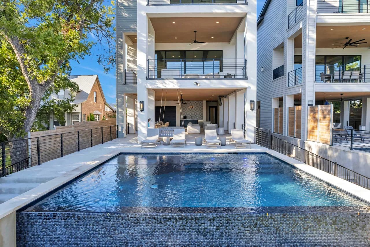 Spacious Waterfront Retreat in Austin photo 2