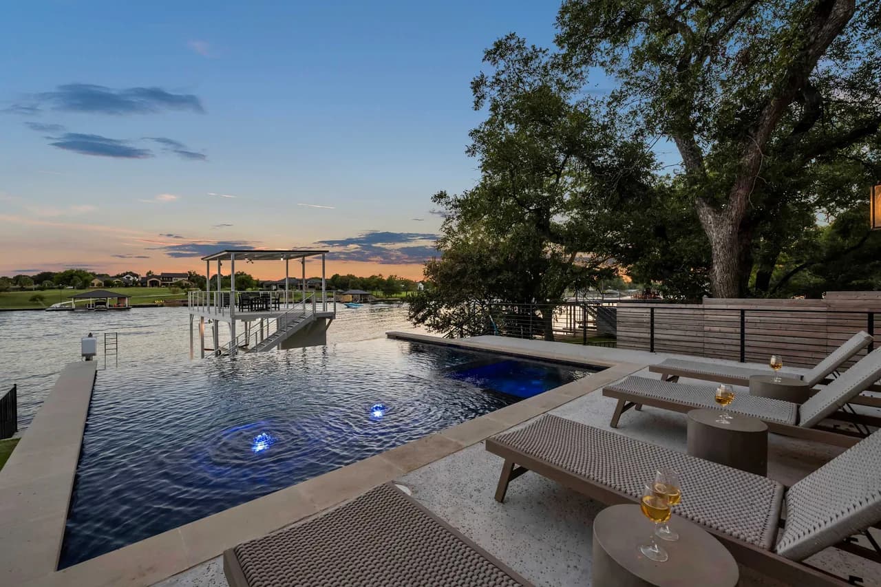 Spacious Waterfront Retreat in Austin photo 3