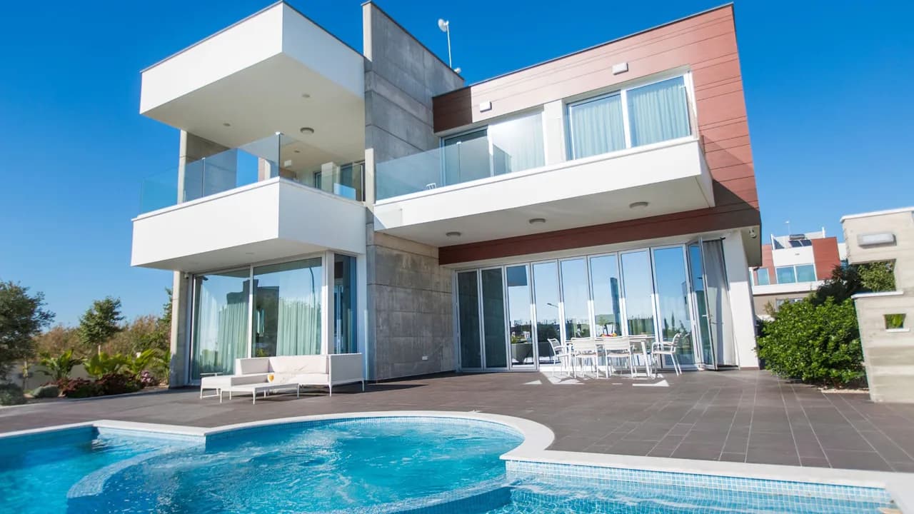 Villa Tranquille en Bord de Mer Près d'une Ville Animée