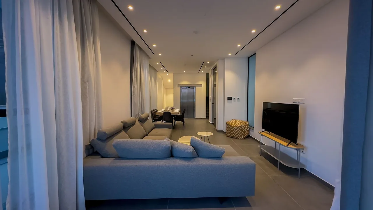 Elegant Villa Steps From Sandy Beach, photo 2