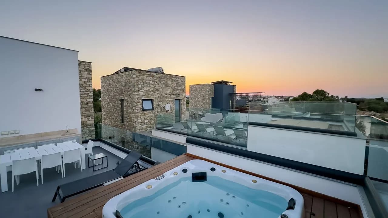 Elegant Villa Steps From Sandy Beach, photo 4