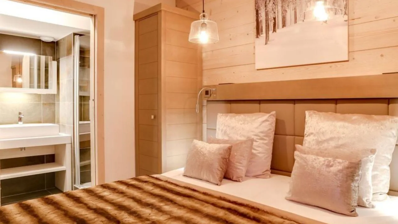 Elegant Ski Apartment With Scenic Windows photo 5